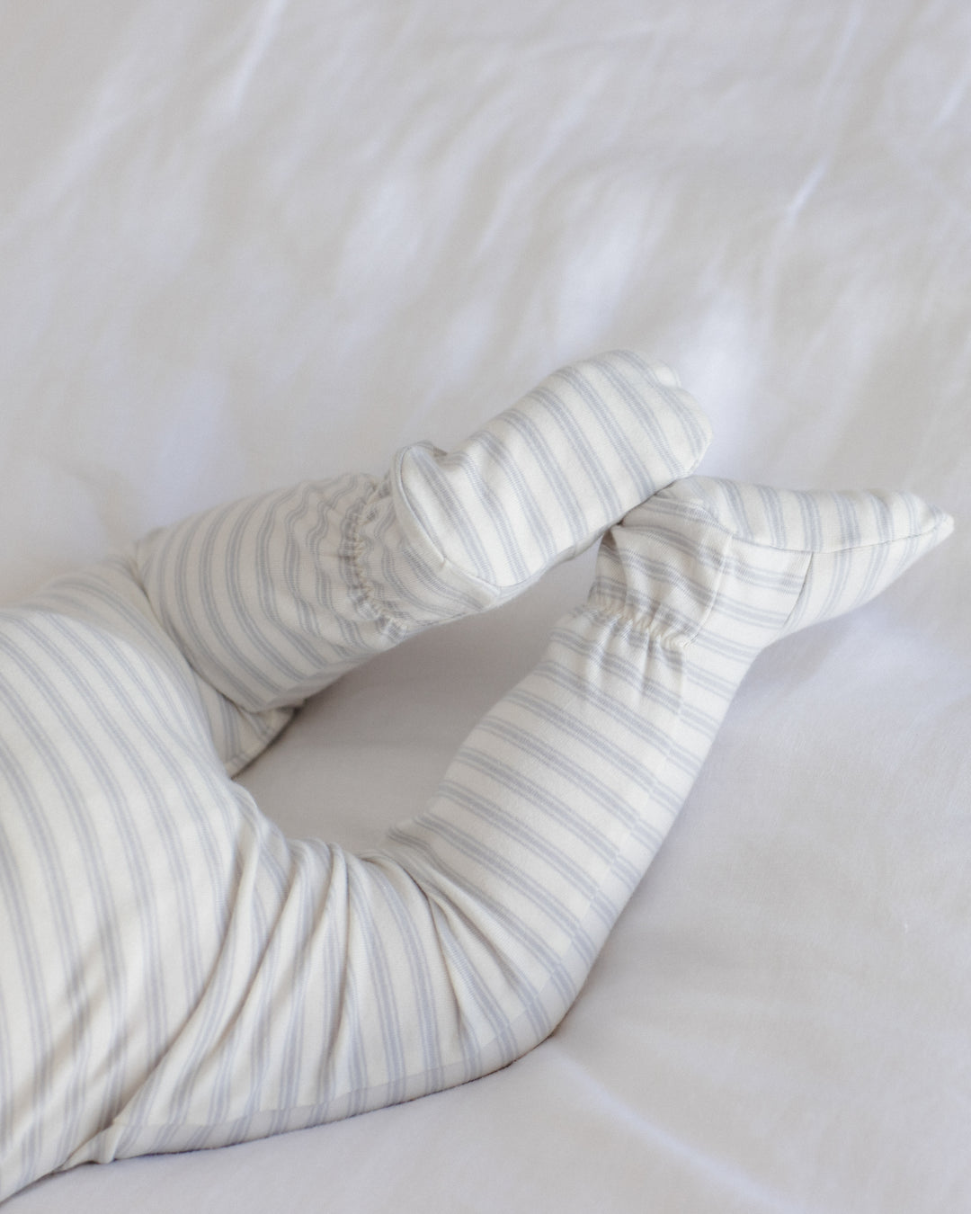 Quincy Mae Zip Long Sleeve Footie Sleeper || Cloud Stripe